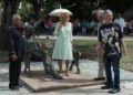 El Príncipe Carlos de Inglaterra y su esposa Camila, duquesa de Cornualles, junto a la escultura de John Lennon en el parque de 17 y 6 en el Vedado, La Habana, el 26 de marzo de 2019. Junto a ellos, el periodista Guille Vilar (d) y el músico Carlos Alfonso. Foto: Otmaro Rodríguez.