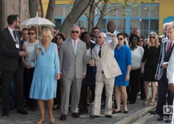 Visita del príncipe Carlos y a su esposa, la duquesa Camila de Cornualles, al Centro Histórico de La Habana, lo acompaña Eusebio Leal, historiador de la Ciudad. Foto: Otmaro Rodríguez.