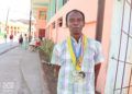 Leonides Planas con sus tres medallas conquistadas en la Copa Internacional de retrorunning de Artemisa en 2018. Foto: Rogelio Ramos Domínguez.