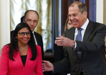 El canciller ruso Serguei Lavrov, derecha, recibe a la vicepresidenta venezolana Delcy Rodríguez en Moscú, viernes 1 de marzo de 2019. Foto: Pavel Golovkin / AP.