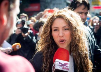 Shakira atiende a los medios en marzo pasado a su salida del Juzgado de lo Mercantil número 12 de Madrid, tras declarar en el inicio de la vista por la demanda presentada por el cantante cubano Liván Castellano Valdés por supuesto plagio de la canción "La bicicleta". Foto: Luca Piergiovanni / EFE.