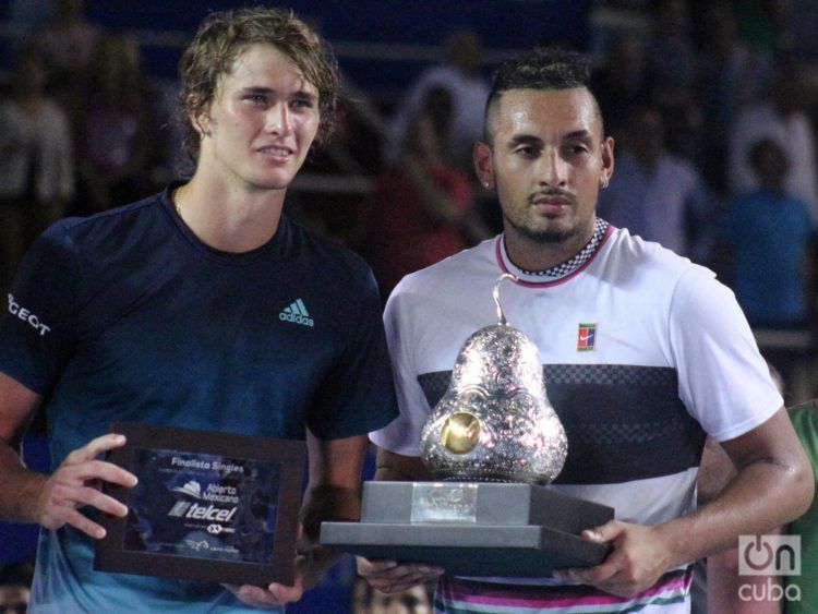 El australiano Nick Kyrgios (der), con su trofeo de ganador del ATP 500 de tenis de Acapulco, junto a su víctima en la final, el alemán Alexander Zverev (izq). Foto: Jesús Adonis Martínez.