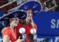 La bielorrusa Victoria Azarenka (der) y la china Saisai Zheng, triunfadoras en la final de doble femenino en Acapulco. Foto: Jesús Adonis Martínez.