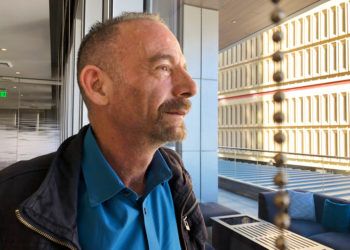 Timothy Ray Brown posa para una fotografía el 4 de marzo de 2019 en Seattle. Brown, también conocido como el "paciente Berlín" fue la primera persona en curarse de la infección del VIH hace más de una década. Foto: Manuel Valdes / AP.