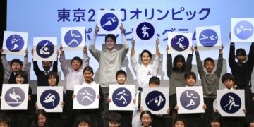 Kiyo Shimizu, (centro a la derecha) posan junto a estudiantes con los pictogramas de los Juegos Olímpicos de Tokio 2020 durante un acto para celebrar la cuenta regresiva de 500 días para las justas, el martes 12 de marzo de 2019. (AP Foto/Koji Sasahara)