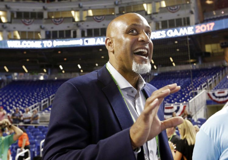 Tony Clark, jefe del Sindicato de Peloteros de las Grandes Ligas, se prepara para presenciar el juego de prospectos en Miami, en las festividades por el Juego de Estrellas, el 9 de julio de 2017. Foto: Lynne Sladky / AP.