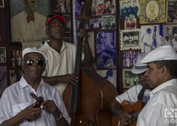 Músicos cubanos en la Casa de la Trova de Santiago de Cuba, durante el Festival de la Trova "Pepe Sánchez" 2019. Foto: Frank Lahera Ocallaghan.