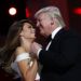 En esta fotografía de archivo del 20 de enero de 2017, el mandatario Donald Trump baila con la primera dama, Melania Trump, durante el Liberty Ball en Washington tras la ceremonia de asunción presidencial. (AP Foto/Alex Brandon, Archivo)