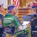 En este boceto se muestra al exdirector de la campaña presidencial de Donald Trump, Paul Manafort, en una silla de ruedas durante su audiencia de sentencia en un tribunal federal de Alexandria, Virginia, el jueves 7 de marzo de 2019. Foto: Dana Verkouteren vía AP.