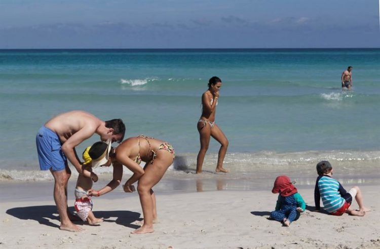 Turistas en el balneario cubano de Varadero. Foto: Yander Zamora / EFE / Archivo.