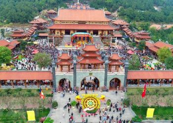 En esta foto sin fechar, visitantes llenan el patio de la pagoda de Ba Vang en la ciudad de Uong Bi, de la provincia de Quang Ninh, en Vietnam. Foto: Vietnam News Agency vía AP.