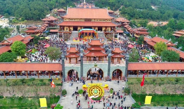 En esta foto sin fechar, visitantes llenan el patio de la pagoda de Ba Vang en la ciudad de Uong Bi, de la provincia de Quang Ninh, en Vietnam. Foto: Vietnam News Agency vía AP.