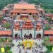 En esta foto sin fechar, visitantes llenan el patio de la pagoda de Ba Vang en la ciudad de Uong Bi, de la provincia de Quang Ninh, en Vietnam. Foto: Vietnam News Agency vía AP.