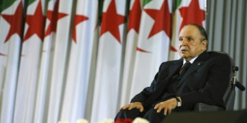 En esta imagen de archivo, tomada el 28 de abril de 2014, Abdelaziz Bouteflika, sentado en una silla de ruedas tras jurar como presidente de Argelia, en Argel. Foto: Sidali Djarboub / AP / Archivo.