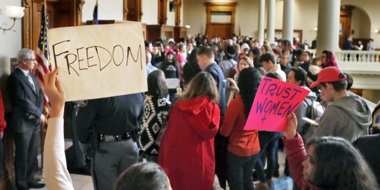 Protestas en Atlanta contra un proyecto de ley para ilegalizar el aborto. Foto: Bob Andres / AP / Archivo.