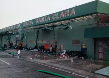 Daños causados en el aeropuerto internacional "Abel Santamaría" de Santa Clara, en el centro de Cuba, por una tormenta local severa el 28 de abril de 2019. Foto: @teleyradio / Twitter.