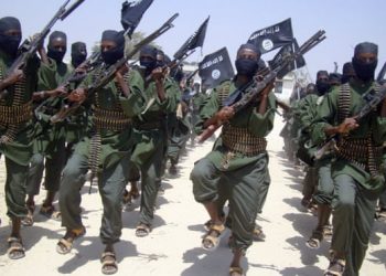 Efectivos de Al-Shabab en las afueras de Mogadishu. Foto: Mohamed Sheikh Nor/ AP.