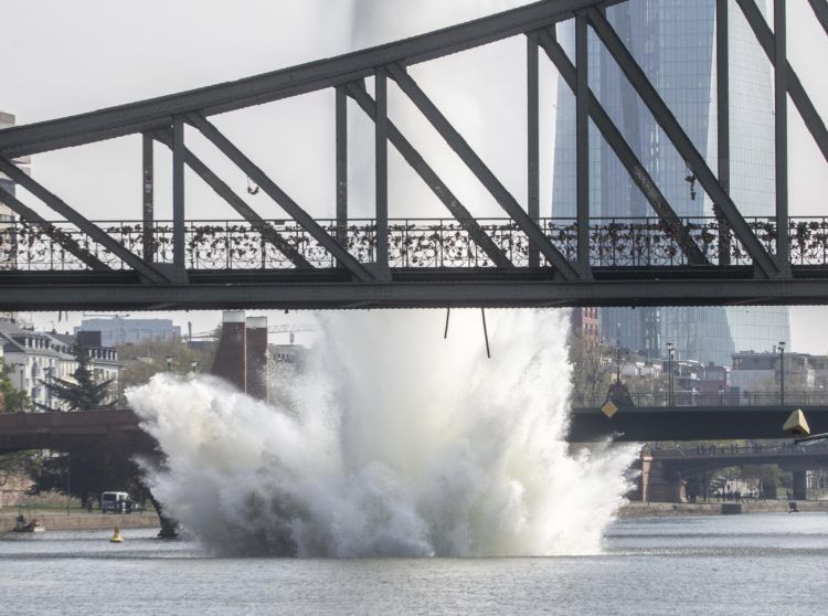 Autoridades detonan una bomba que data de la II Guerra Mundial en Fráncfort, Alemania, el 14 de abril del 2019.   (Frank Rumpenhorst/dpa via AP)