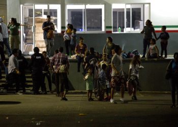 Migrantes esperan a ser trasladados desde un centro de detención para migrantes, en Tapachula, en el estado de Chiapas, México, el 25 de abril de 2019. Foto: Moisés Castillo / AP.