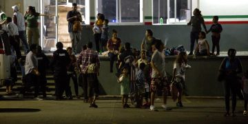 Migrantes esperan a ser trasladados desde un centro de detención para migrantes, en Tapachula, en el estado de Chiapas, México, el 25 de abril de 2019. Foto: Moisés Castillo / AP.