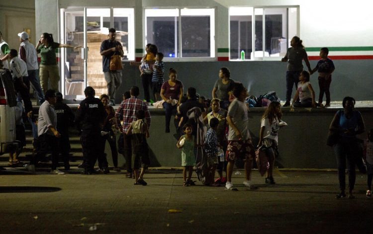 Migrantes esperan a ser trasladados desde un centro de detención para migrantes, en Tapachula, en el estado de Chiapas, México, el 25 de abril de 2019. Foto: Moisés Castillo / AP.