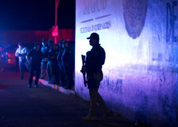 Un agente de la policía federal hace guardia en el exterior de un centro de detención de migrantes en Tapachula, en el estado de Chiapas, México, el 25 de abril de 2019. Foto: Moisés Castillo / AP.