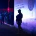 Un agente de la policía federal hace guardia en el exterior de un centro de detención de migrantes en Tapachula, en el estado de Chiapas, México, el 25 de abril de 2019. Foto: Moisés Castillo / AP.