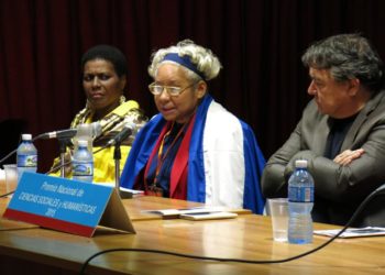 La profesora, investigadora y ensayista Ana Cairo (c) al recibir el Premio Nacional de Ciencias Sociales en 2015, junto al entonces Ministro de Cultura, Julián González, y Zuleica Romay, Presidenta del Instituto Cubano del Libro. Foto: habanaradio.cu / Archivo.