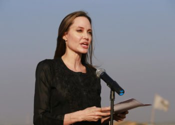 La actriz y activista Angelina Jolie durante una conferencia de prensa en el campo de refugiados de Kutupalong en Bazar de Cox, Bangladesh, en febrero de 2019. Foto: AP / Archivo.