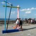 El público interactúa con la obra del artista estadounidense Brad Howe en el malecón habanero, como parte del proyecto "Detrás del Muro" en la XIII Bienal de La Habana. Foto: Otmaro Rodríguez.