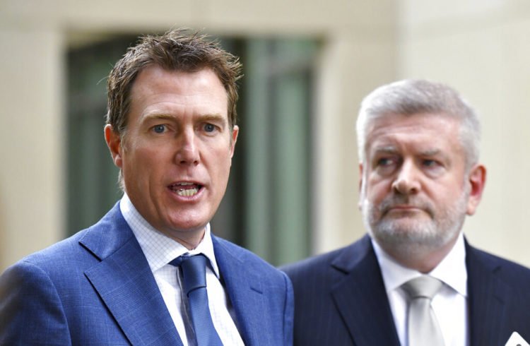 El fiscal general de Australia Christian Porter, a la izquierda, y el ministro de Comunicaciones Mitch Fifield, durante una conferencia de prensa en el Parlamento el miércoles 4 de abril de 2019 en Canberra. Foto: Mick Tsikas / AAP Image vía AP.