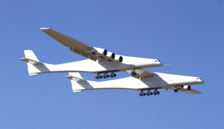 El Stratolaunch, un gigantesco avión de seis motores con la envergadura de alas más larga del mundo, inicia en California su primer vuelo el sábado 13 de abril de 2019. (AP Foto/Matt Hartman)