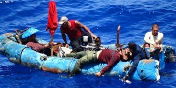 Foto de Archivo de balseros cubanos intentando llegar a las costas estadounidenses.