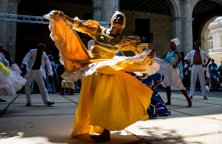 Companía Ban-Rará en el Festival Internacional de Danza en Paisajes Urbanos “Habana Vieja: Ciudad en Movimiento” 2019. Foto: Otmaro Rodríguez.