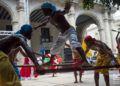 Companía Ban-Rará en el Festival Internacional de Danza en Paisajes Urbanos “Habana Vieja: Ciudad en Movimiento” 2019. Foto: Otmaro Rodríguez.