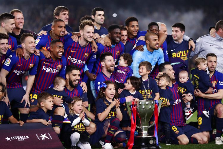 Los jugadores del Barcelona, con sus hijos posan con el trofeo de campeones de la Liga española, el sábado 27 de abril de 2019. Foto: Manu Fernández / AP.