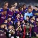 Los jugadores del Barcelona, con sus hijos posan con el trofeo de campeones de la Liga española, el sábado 27 de abril de 2019. Foto: Manu Fernández / AP.