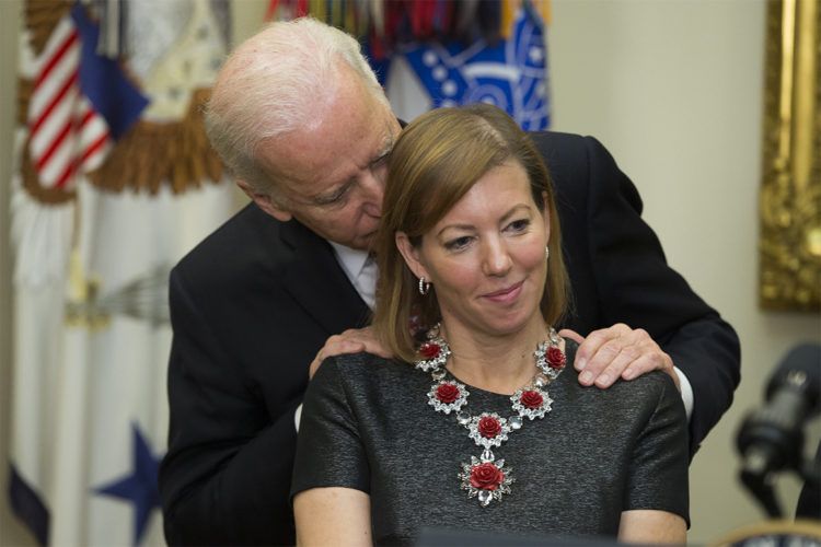 El ex vicepresidente Joe Biden aparece con Stephanie Carter durante la ceremonia de juramento del ex secretario de Defensa Ash Carter en la Casa Blanca el 17 de febrero de 2015 | Foto de Evan Vucci / AP.