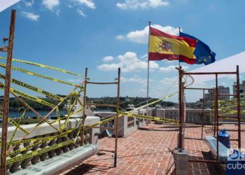 Parte de la instalación artística "País en construcción", del emprendimiento de diseño Clandestina, en la Embajada de España como parte de la XIII Bienal de La Habana. Foto: Otmaro Rodríguez.