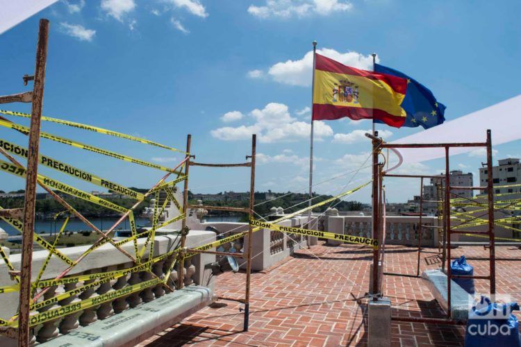 Parte de la instalación artística "País en construcción", del emprendimiento de diseño Clandestina, en la Embajada de España como parte de la XIII Bienal de La Habana. Foto: Otmaro Rodríguez.