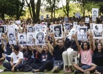 Manifestantes muestras fotografías de personas que fueron asesinadas durante la última dictadura brasileña, en una protesta en Sao Paulo, Brasil, el domingo 31 de marzo de 2019. Foto: Andre Penner / AP.