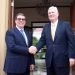 Los cancilleres de Cuba, Bruno Rodríguez (i), y Costa Rica, Manuel Ventura, se saludan antes de su encuentro en la sede de la cancillería costarricense. Foto: @CRcancilleria / Twitter.