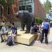 Varias personas conversan en el campus de la Universidad de California, campus Los Ángeles, el viernes 26 de abril de 2019. Foto:Reed Saxon/AP.