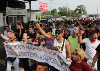 Migrantes cubanos protestan el miércoles 17 de abril de 2019, en una caseta de revisión migratoria en el estado de Chiapas, México. Foto: Juan Manuel Blanco / EFE.