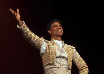 El pasado sábado Carlos Acosta interpretó una versión suya de Don Quijote, en el escenario del Gran Teatro Alicia Alonso en La Habana, como parte de la temporada "Tributo" dedicada a los maestros Ramona de Saá y Ben Stevenson. Foto: Yuris Nórido/ Acosta Danza.