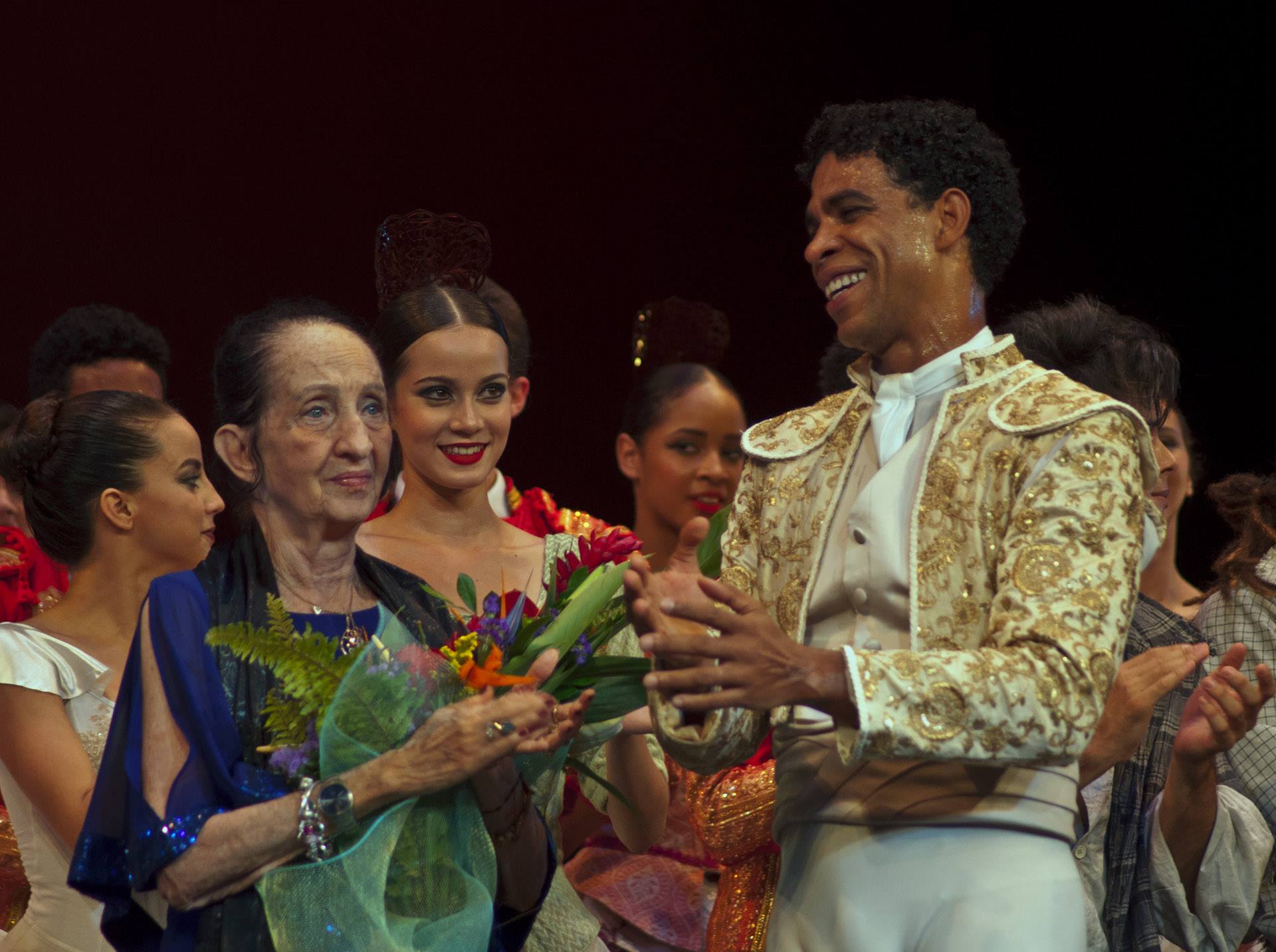 Con la maestra Ramona de Saá. Foto: Yuris Nórido/ Acosta Danza.