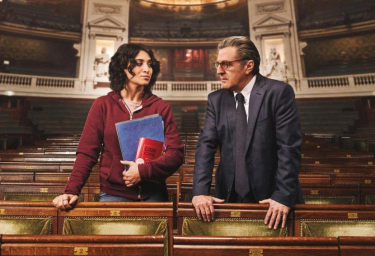 Fragmento del cartel promocional del filme francés "Una razón brillante", con los actores Camélia Jordana y Daniel Auteuil.