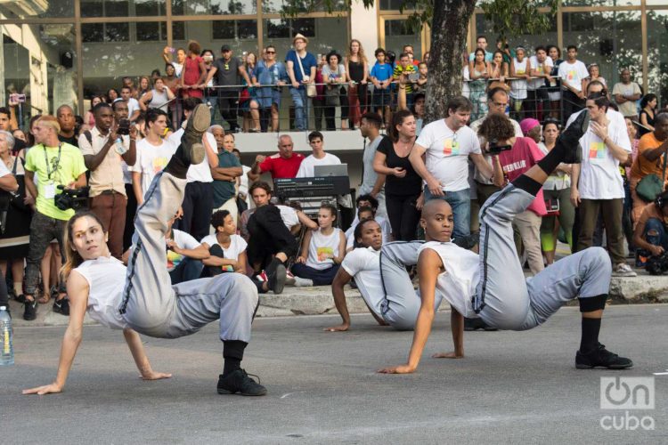 Actuación de la compañía Acosta Danza, en la apertura artística del corredor cultural de la Calle Línea, el sábado 27 de abril de 2019 durante la XIII Bienal de La Habana. Foto: Otmaro Rodríguez.