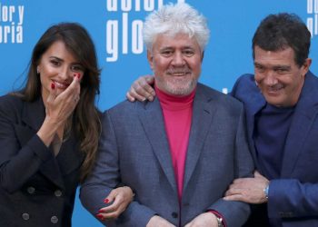 El cineasta español Pedro Almodóvar (c), junto a los actores Penélope Cruz y Antonio Banderas, protagonistas de su filme "Dolor y Gloria". Foto: rtve.es