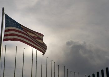 La bandera de Estados Unidos ondea en su embajada en La Habana, Cuba, el lunes 18 de marzo de 2019. Foto: Ramón Espinosa.